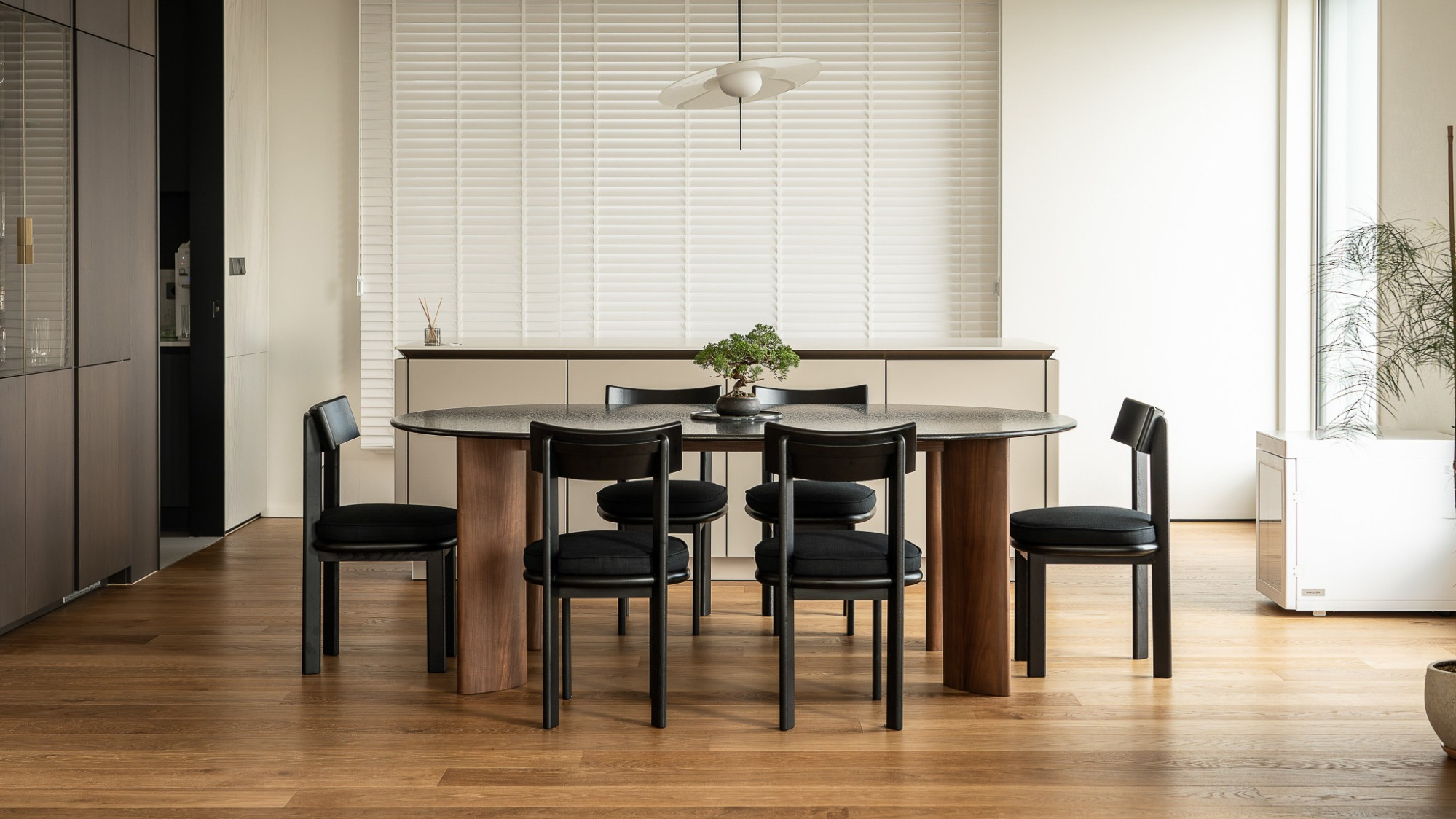 image/oval-stone-dining-table/1.png